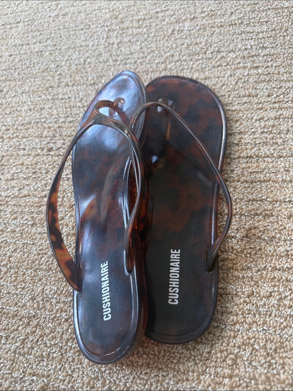 Cushionaire Women's Tortoiseshell Brown Thong Sandals